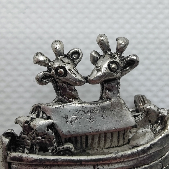 Vintage 80s Noah’s Ark Christian Pewter Signed Broach Jewelry Pin - Picture 5 of 6
